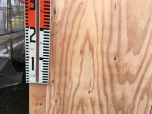 住宅に施工された外壁下地構造用合板の釘ピッチが不合格な施工例