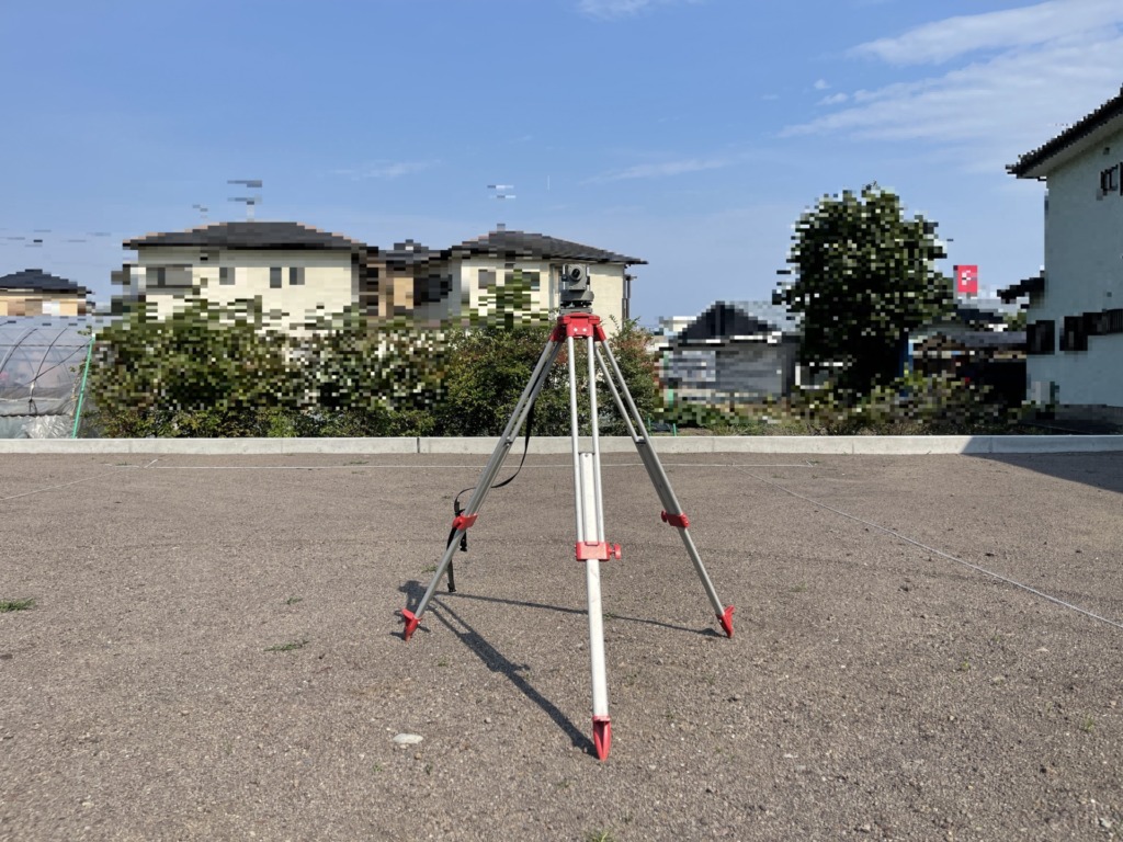 あの人なにを覗いて見ているの？ 建築現場で見かける「レベル測量機 